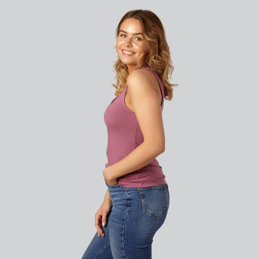 Damestop van bamboe in oudroze met brede bandjes