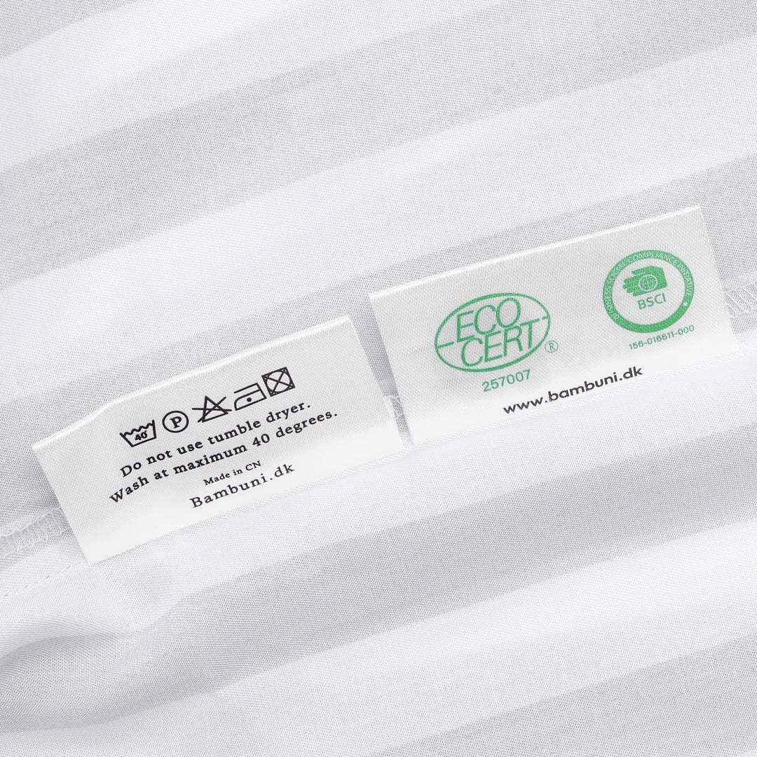 Bamboe beddengoed met witte/olijfkleurige strepen en brede randen