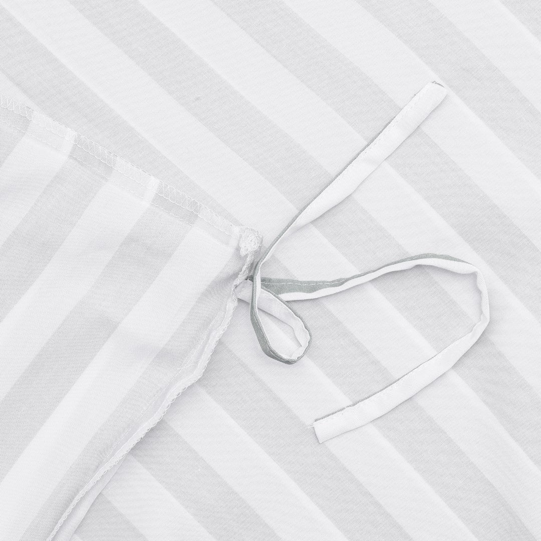 Bamboe beddengoed met witte/olijfkleurige strepen en brede randen