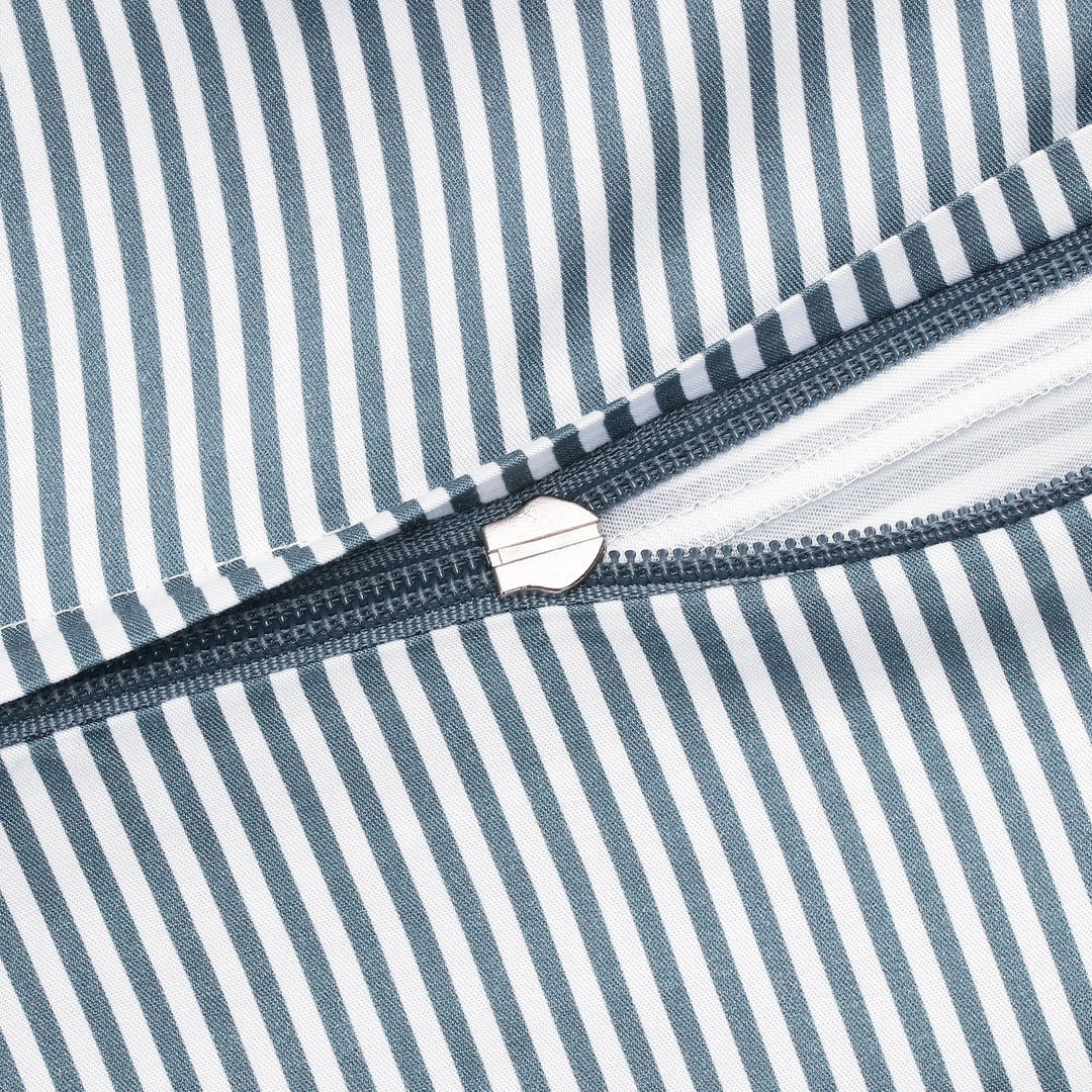 Bamboe beddengoed met witte/grijsblauwe strepen