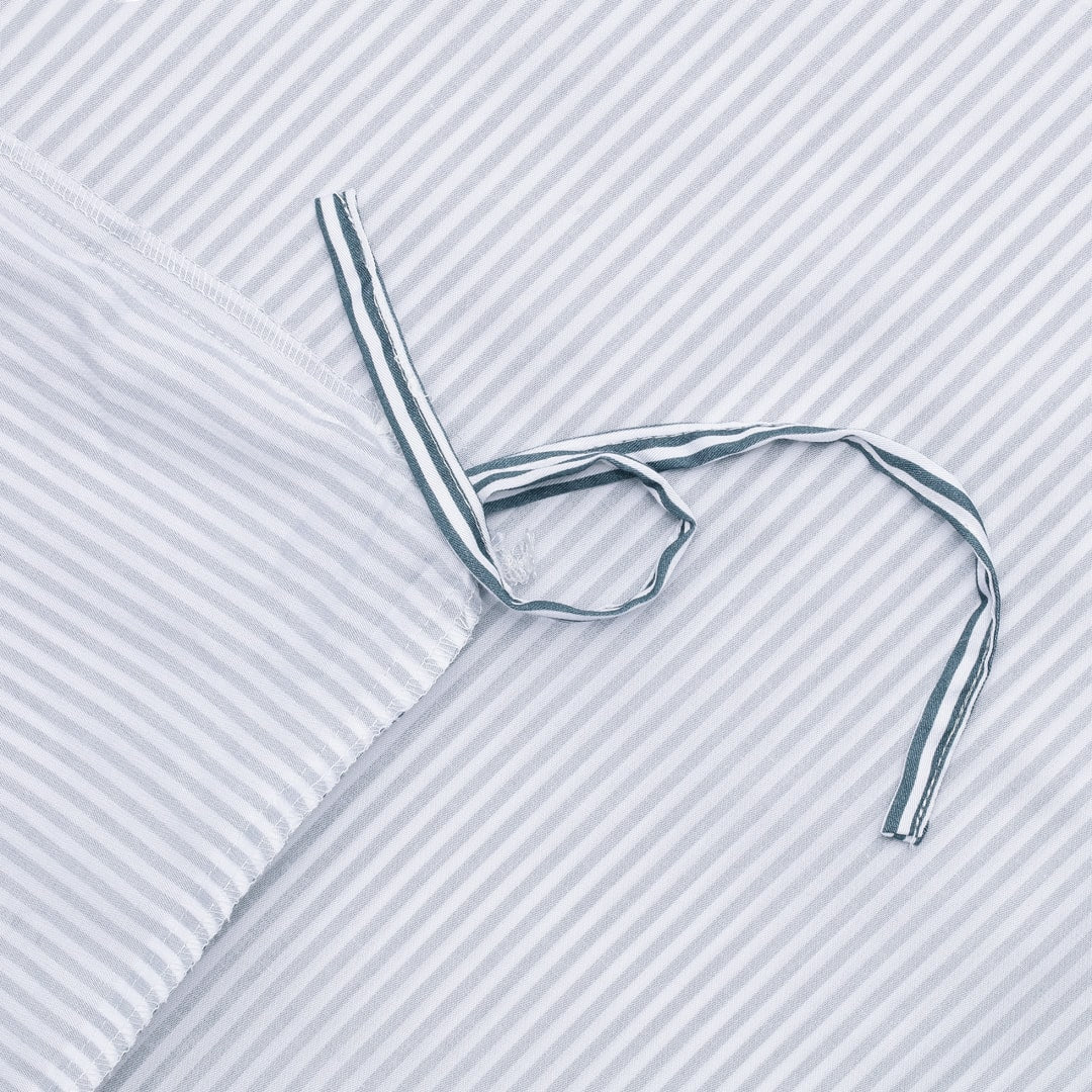 Bamboe beddengoed met witte/grijsblauwe strepen