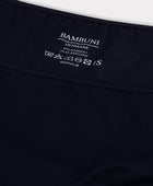 Damestop van bamboe in marineblauw met smalle bandjes