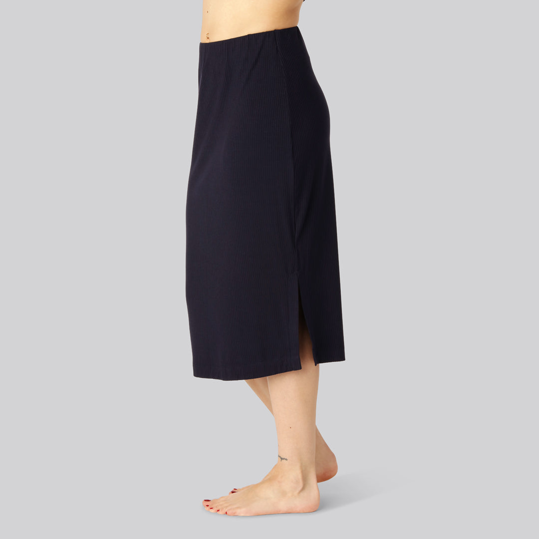 Damesrok van bamboe met ribboord in marineblauw