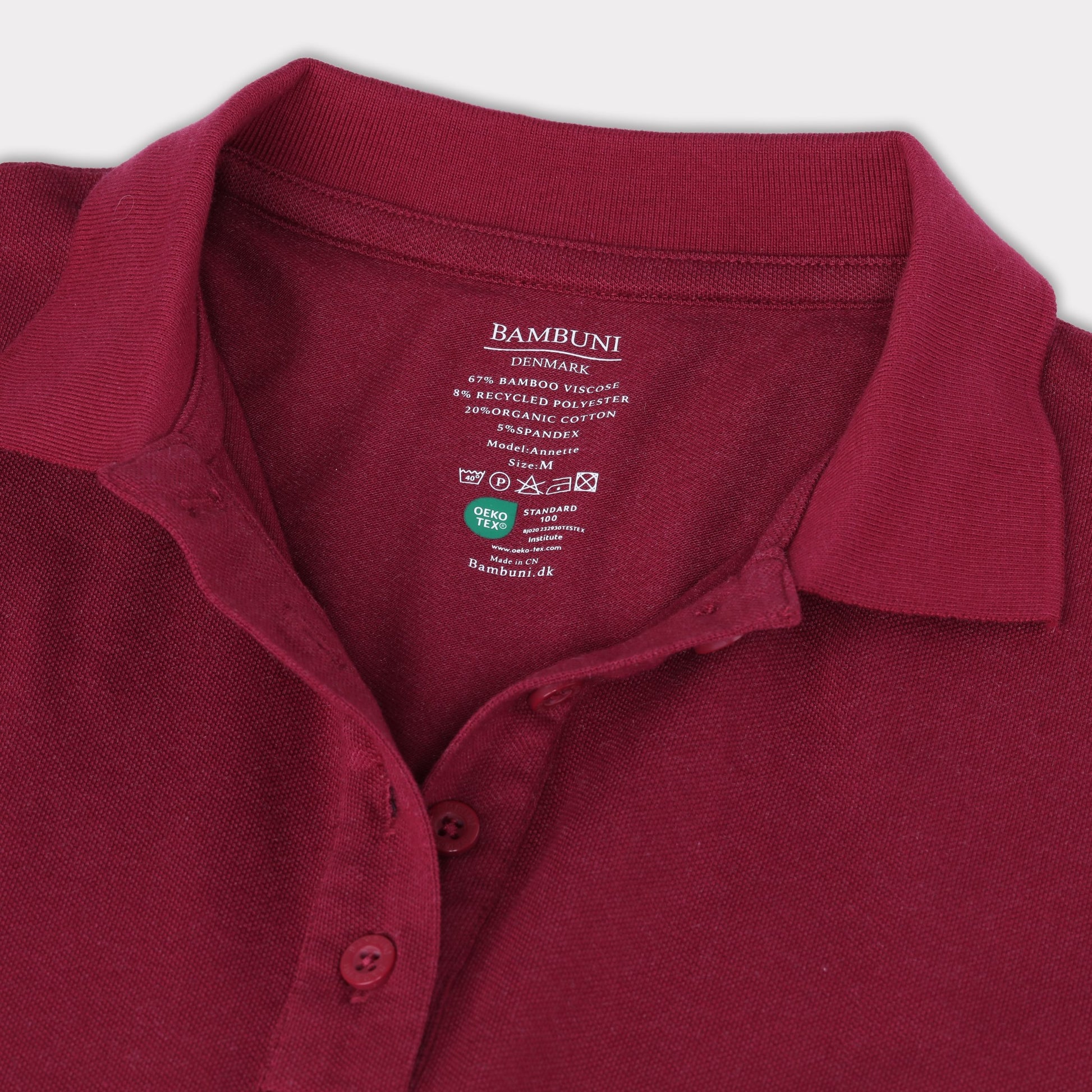 Damespolo van bamboe in bordeauxrood.