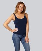 Damestop van bamboe in marineblauw met brede bandjes.