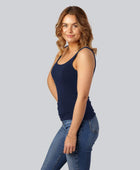 Damestop van bamboe in marineblauw met brede bandjes.