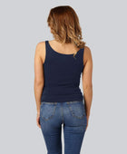 Damestop van bamboe in marineblauw met brede bandjes.