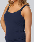 Damestop van bamboe in marineblauw met brede bandjes.