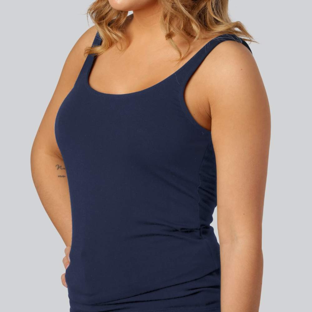 Damestop van bamboe in marineblauw met brede bandjes.