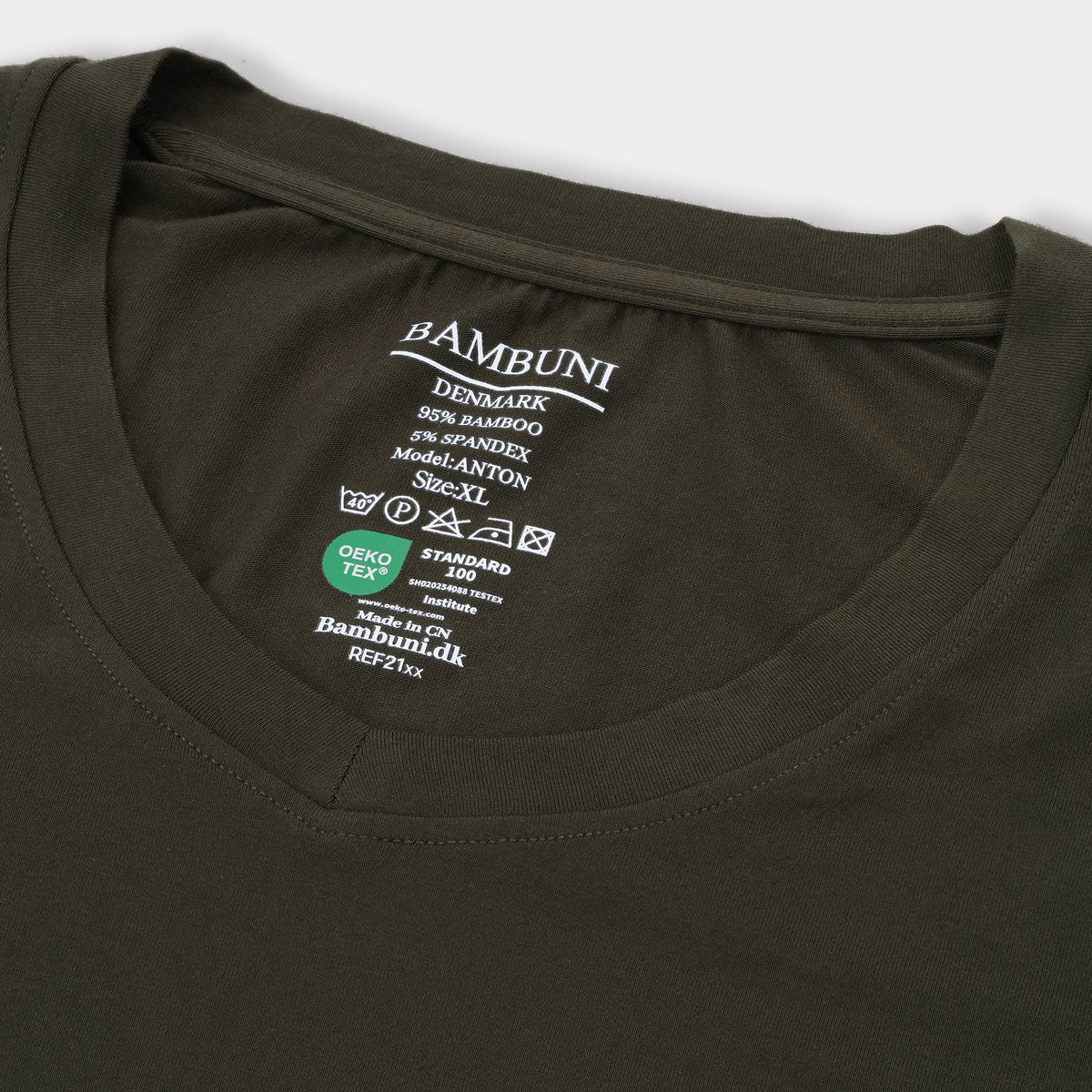 Bambuni bambus t-shirt v-hals mørkegrøn mænd carelabel