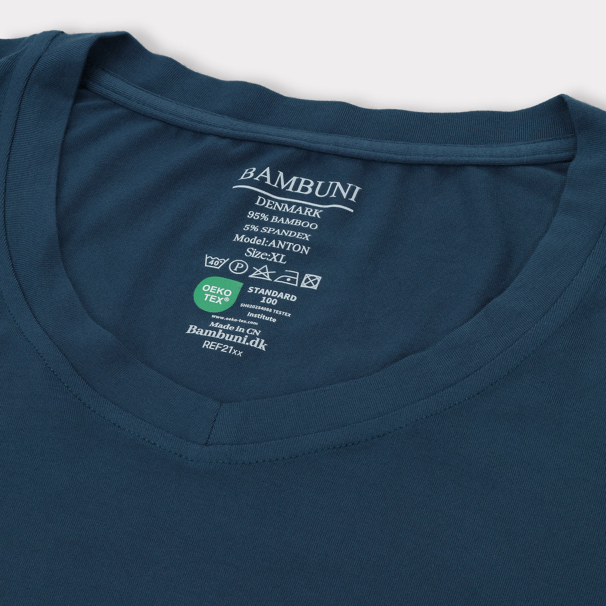 Bambuni bambus t-shirt v-hals petroleumsblå mænd carelabel