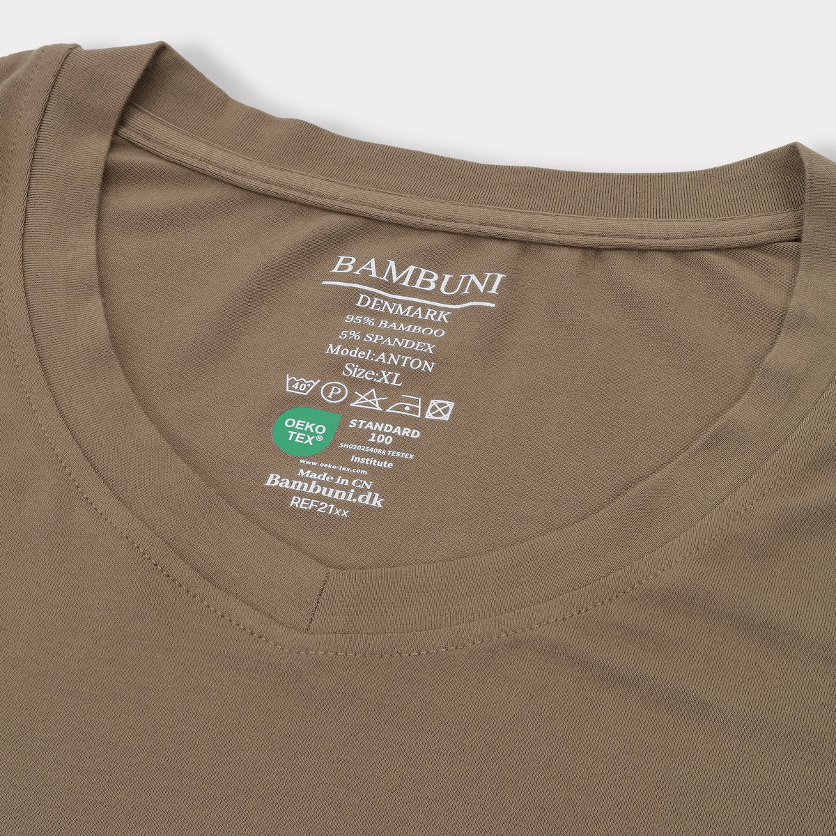 Bambuni bambus t-shirt v-hals sand mænd carelabel