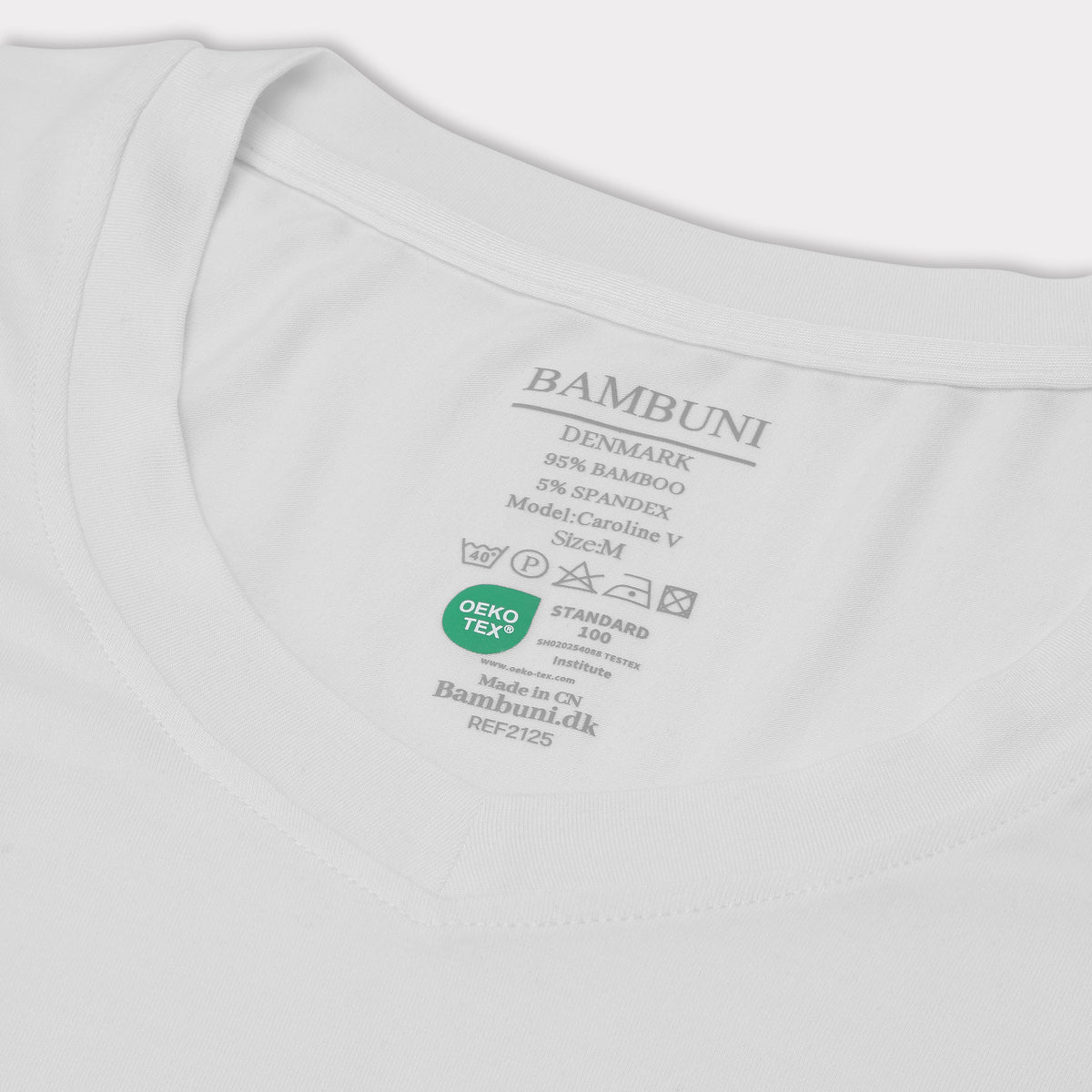 Bambus t-shirt v-hals i hvid carelabel