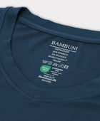 Bambus t-shirt v-hals i petroleumsblå carelabel