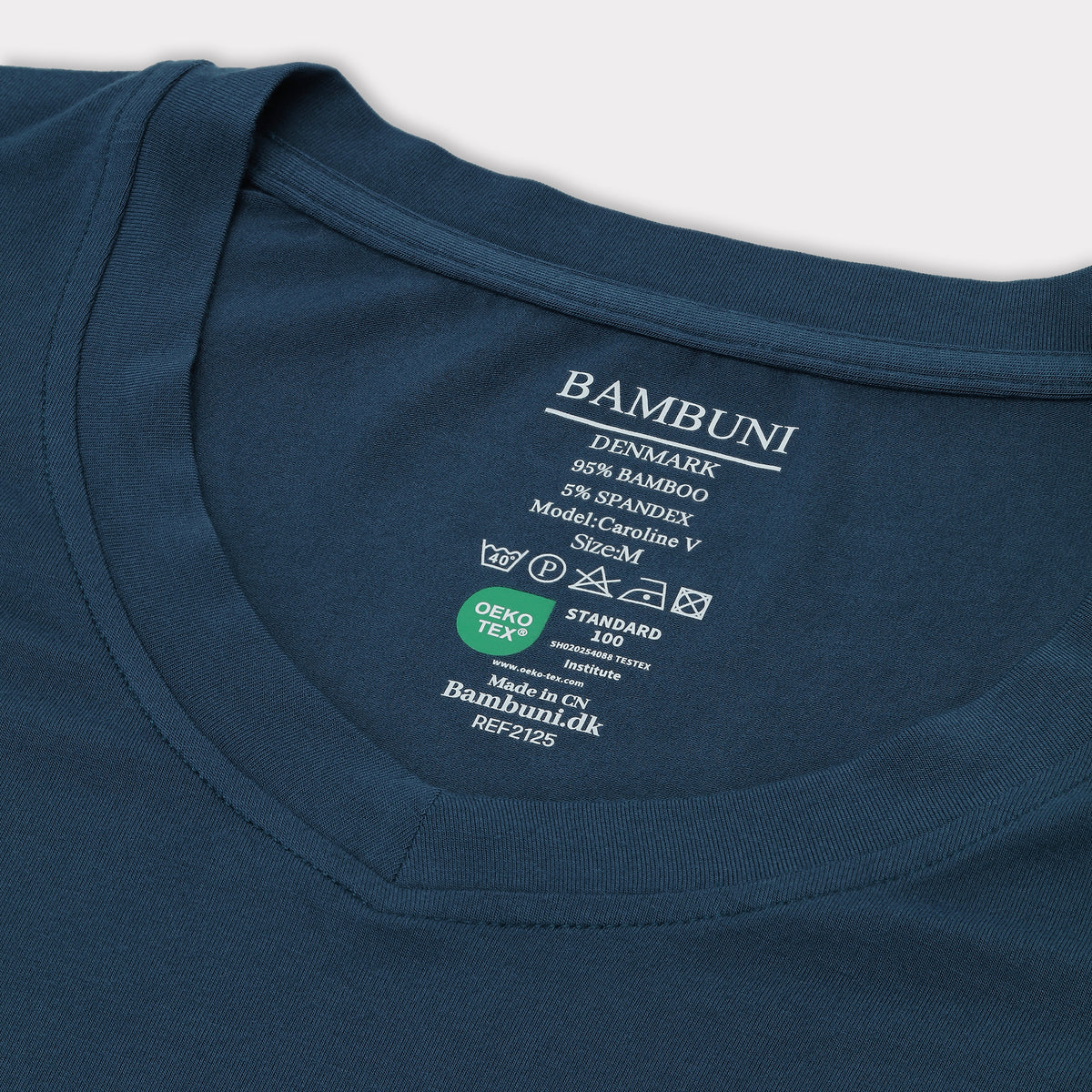 Bambus t-shirt v-hals i petroleumsblå carelabel