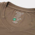 Bambus t-shirt v-hals i sand carelabel