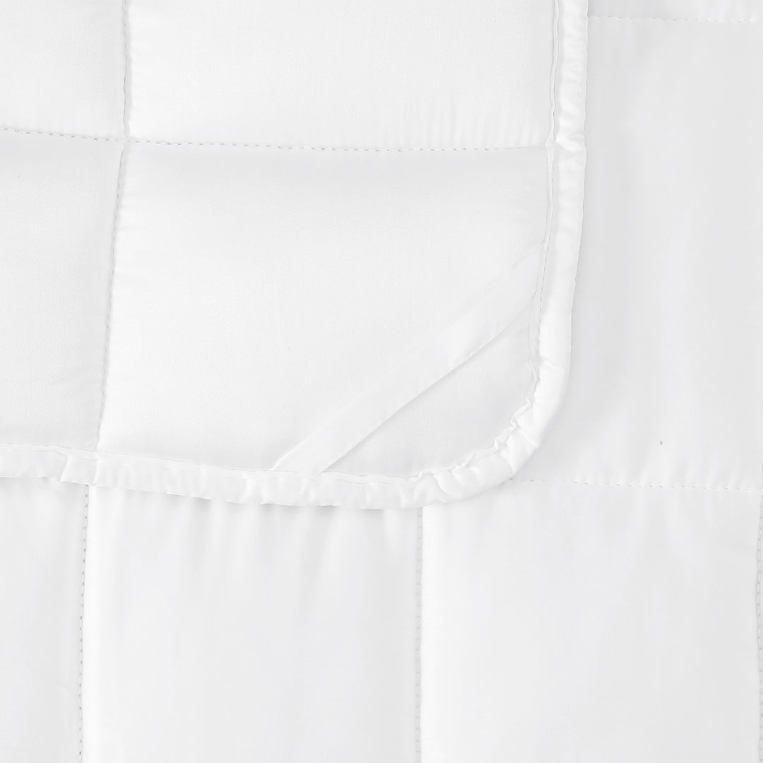 Verzwaard dekbed van bamboe in wit van Bambuni