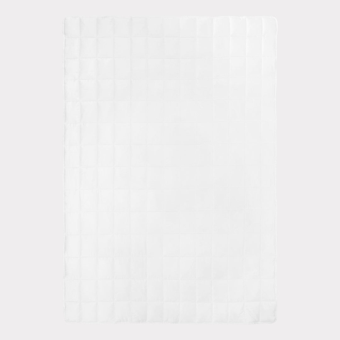 Verzwaard dekbed van bamboe in wit van Bambuni