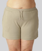 Beige bamboe shorts voor dames, geschikt voor dagelijks gebruik.