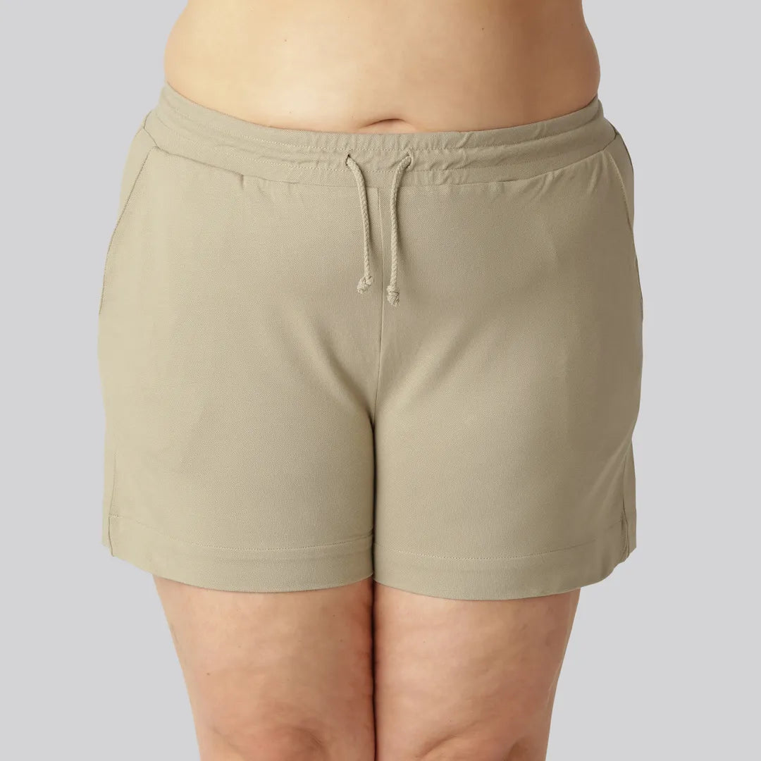 Beige bamboe shorts voor dames, geschikt voor dagelijks gebruik.