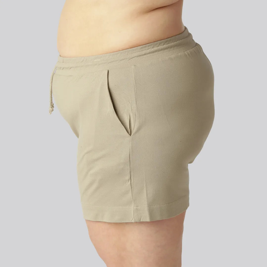 Beige bamboe shorts voor dames, geschikt voor dagelijks gebruik.