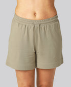 Beige bamboe shorts voor dames, geschikt voor dagelijks gebruik.