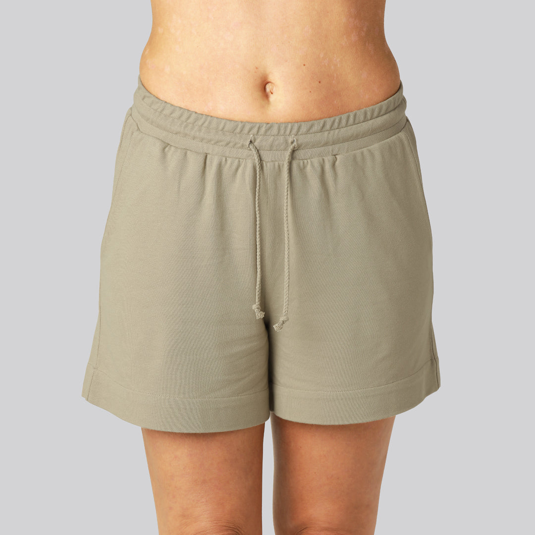 Beige bamboe shorts voor dames, geschikt voor dagelijks gebruik.