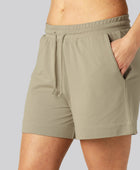 Beige bamboe shorts voor dames, geschikt voor dagelijks gebruik.