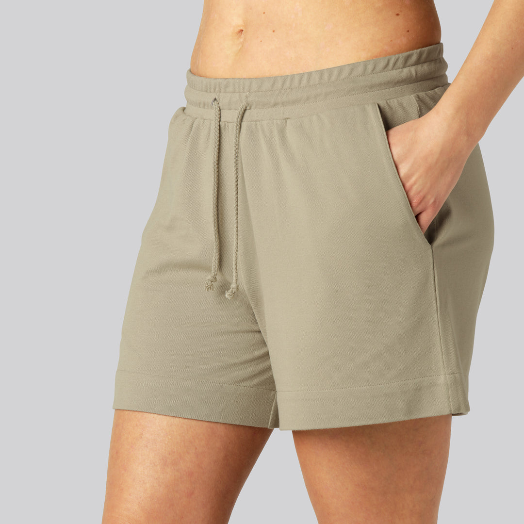 Beige bamboe shorts voor dames, geschikt voor dagelijks gebruik.