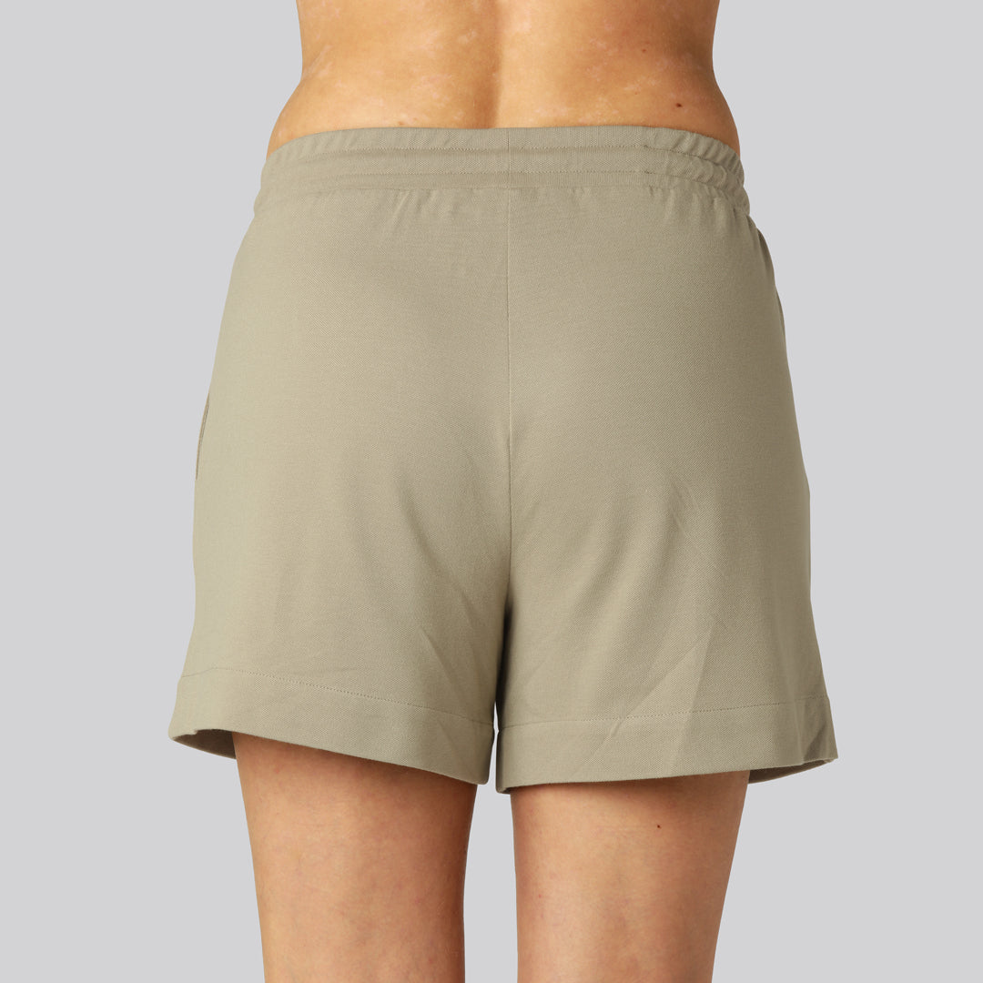 Beige bamboe shorts voor dames, geschikt voor dagelijks gebruik.