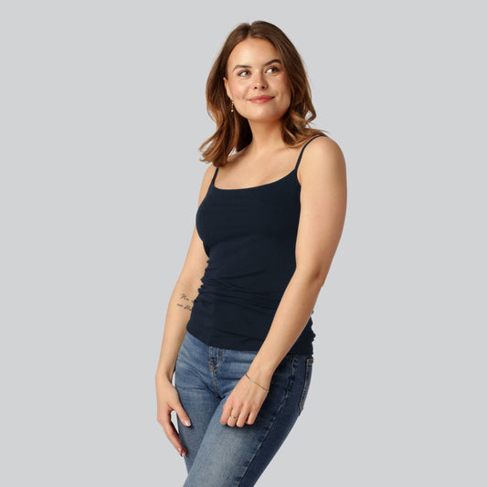 Damestop van bamboe in marineblauw met smalle bandjes