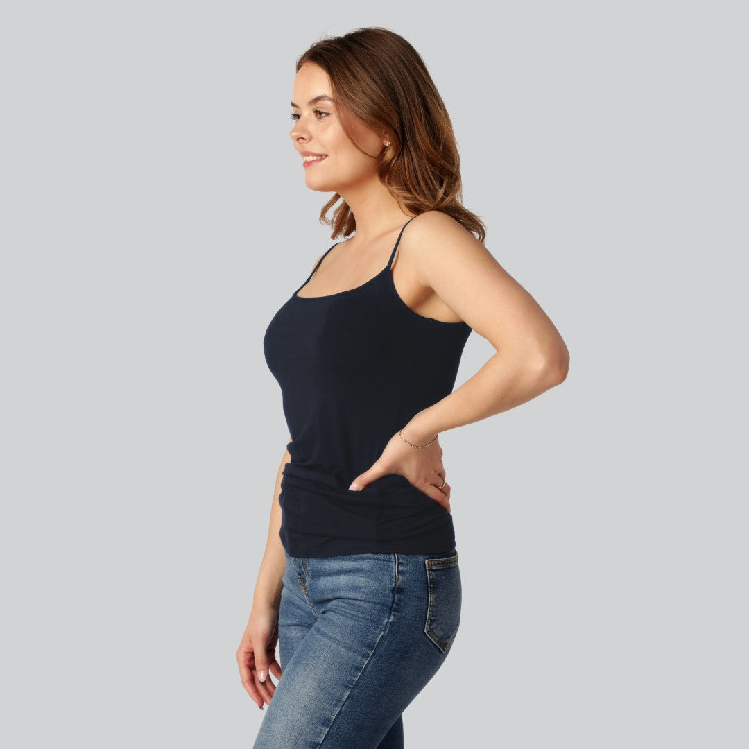 Damestop van bamboe in marineblauw met smalle bandjes