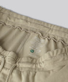 Beige bamboe shorts voor dames, geschikt voor dagelijks gebruik.