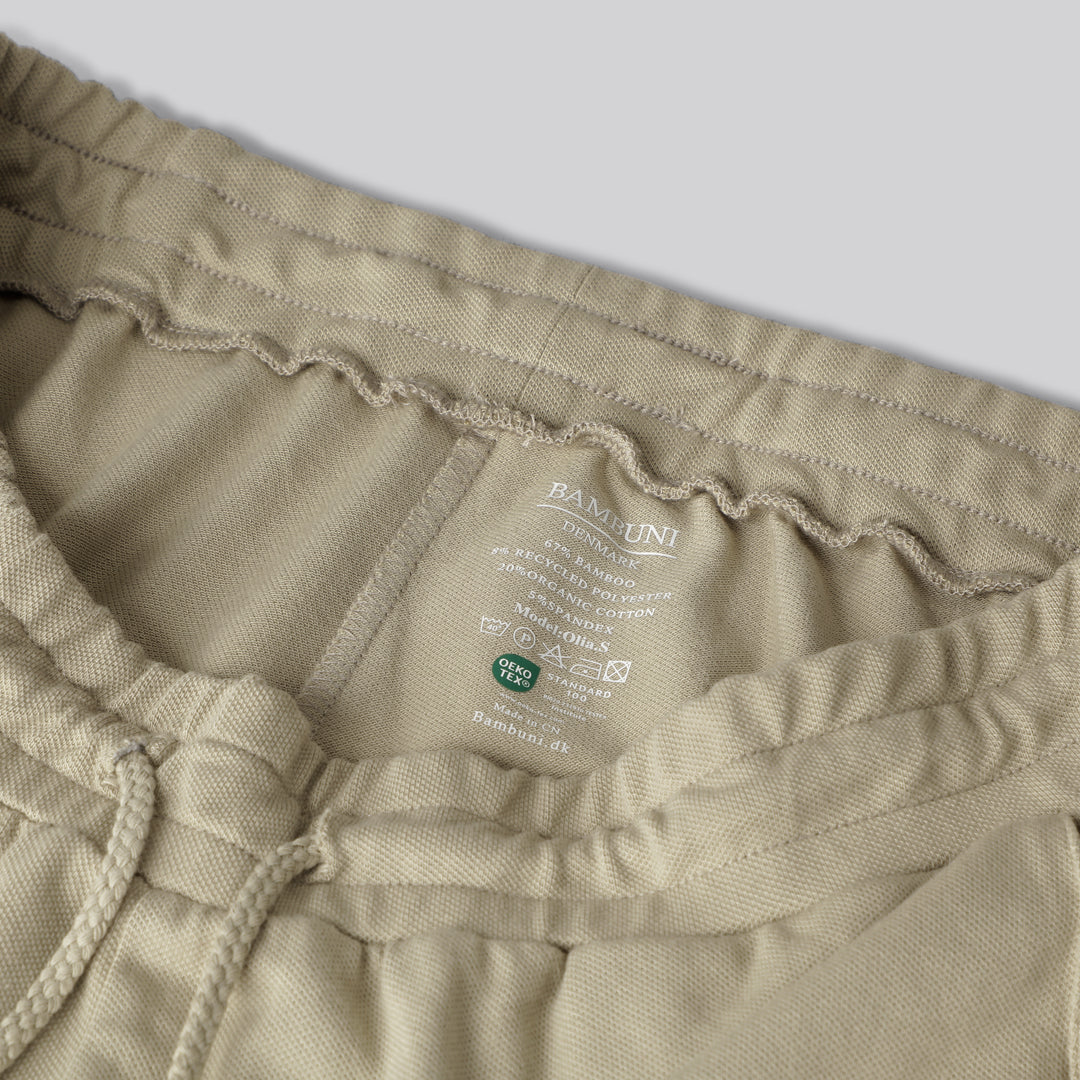 Beige bamboe shorts voor dames, geschikt voor dagelijks gebruik.