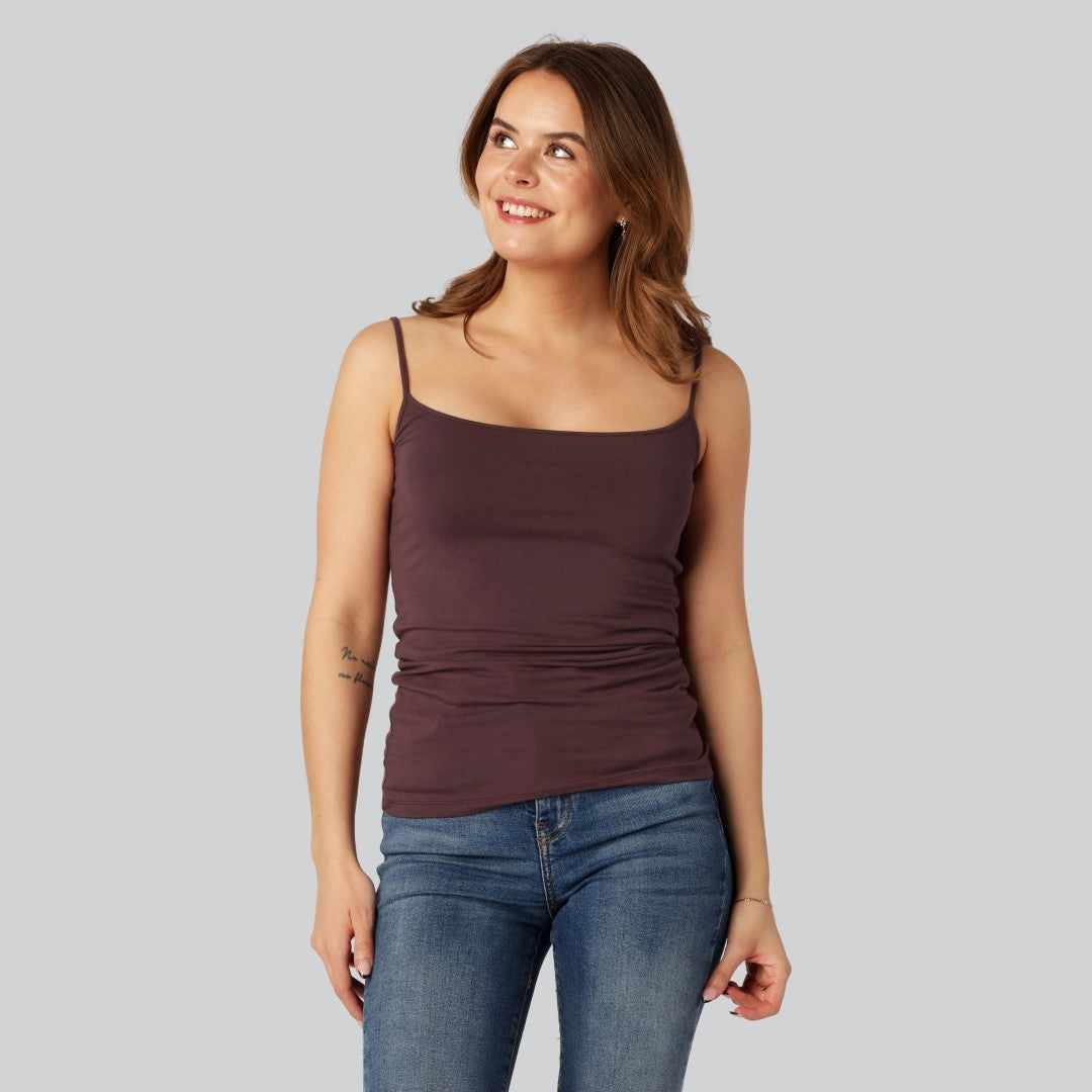 Damestop van bamboe in bordeauxrood met smalle bandjes