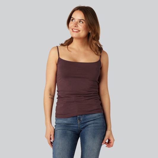 Damestop van bamboe in bordeauxrood met smalle bandjes